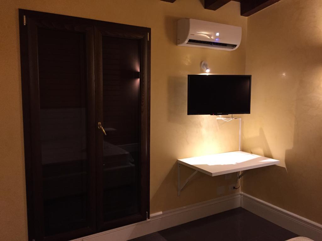 Palazzo Eliss Bed and Breakfast Margherita Di Savoia Δωμάτιο φωτογραφία